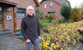 Gerald Hönerhoff vor seinem Haus auf der Lohe. Im Vorgarten wäre Platz für die Erdsonden für eine nachhaltige Heizungsanlage gewesen. Doch die Bohrung hat der Kreis abgelehnt. - Nicole Bliesener Gerald Hönerhoff vor seinem Haus auf der Lohe. Im Vorgarten wäre Platz für die Erdsonden für eine nachhaltige Heizungsanlage gewesen. Doch die Bohrung hat der Kreis abgelehnt. - Nicole Bliesener