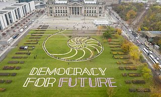 Der Bürgerrat hat sich vorm Reichstagsgebäude in Berlin als Schnecke formiert. - Bürgerrat Demokratie Der Bürgerrat hat sich vorm Reichstagsgebäude in Berlin als Schnecke formiert. - Bürgerrat Demokratie