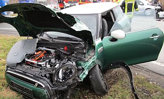 Bei dem Unfall wurden die drei Fahrzeuginsassen verletzt. - Feuerwehr Bad Wünnenberg Bei dem Unfall wurden die drei Fahrzeuginsassen verletzt. - Feuerwehr Bad Wünnenberg