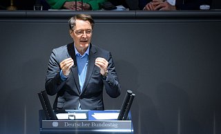 Gesundheitsminister Karl Lauterbach rechnet ab 2026 mit stabilen Krankenkassenbeiträgen. (Archivbild) - Bernd von Jutrczenka/dpa Gesundheitsminister Karl Lauterbach rechnet ab 2026 mit stabilen Krankenkassenbeiträgen. (Archivbild) - Bernd von Jutrczenka/dpa