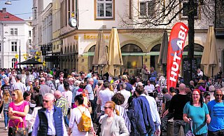 Viel los ist in der Altstadt beim Verkaufsoffenen Sonntag. - Oliver Krato Viel los ist in der Altstadt beim Verkaufsoffenen Sonntag. - Oliver Krato