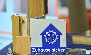 Zuhause sicher ist ein Netzwerk der Polizei und der Fachhandwerker gegen Einbruch - Netzwerk Zuhause sicher Zuhause sicher ist ein Netzwerk der Polizei und der Fachhandwerker gegen Einbruch - Netzwerk Zuhause sicher