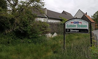 Den weißen Anbau der Gaststätte Neuhaus hat ein Investor vor zwei Jahren gekauft. Dort soll ein Neubau mit Wohnungen und Arztpraxen entstehen. - Marion Pokorra-Brockschmidt Den weißen Anbau der Gaststätte Neuhaus hat ein Investor vor zwei Jahren gekauft. Dort soll ein Neubau mit Wohnungen und Arztpraxen entstehen. - Marion Pokorra-Brockschmidt