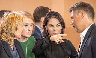 Kabinettsmitglieder von den Grünen (v.l.): Umweltministerin Steffi Lemke, Familienministerin Lisa Paus, Außenministerin Annalena Baerbock und Wirtschaftsminister Robert Habeck. - Michael Kappeler/dpa Kabinettsmitglieder von den Grünen (v.l.): Umweltministerin Steffi Lemke, Familienministerin Lisa Paus, Außenministerin Annalena Baerbock und Wirtschaftsminister Robert Habeck. - Michael Kappeler/dpa