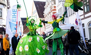 Auf hohen Stelzen hält der Frühling Einzug. Trotz eher kühler Temperaturen lockt der Herforder Frühling viele Menschen in die Innenstadt. - Ralf Bittner Auf hohen Stelzen hält der Frühling Einzug. Trotz eher kühler Temperaturen lockt der Herforder Frühling viele Menschen in die Innenstadt. - Ralf Bittner