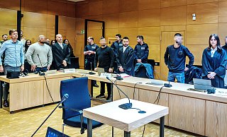 Die vier Angeklagten sollen gegenüber ihrem Opfer angegeben haben, zu den Bandidos zu gehören. Zum Prozessauftakt standen sie im Gerichtssaal mit ihren Anwälten sowie einem Dolmetscher (ganz links). - Barbara Franke Die vier Angeklagten sollen gegenüber ihrem Opfer angegeben haben, zu den Bandidos zu gehören. Zum Prozessauftakt standen sie im Gerichtssaal mit ihren Anwälten sowie einem Dolmetscher (ganz links). - Barbara Franke