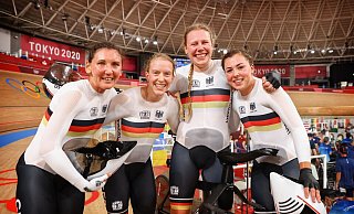Mieke Kröger (2. v. r.) und ihre Teamkolleginnen in Tokio. - Roth Mieke Kröger (2. v. r.) und ihre Teamkolleginnen in Tokio. - Roth