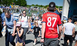 Zum Arminis-Sommerfest in der Schüco-Arena herrscht perfektes Wetter. Tausende kleine und große Besucher tummeln sich in und um das Stadion und - Barbara Franke Zum Arminis-Sommerfest in der Schüco-Arena herrscht perfektes Wetter. Tausende kleine und große Besucher tummeln sich in und um das Stadion und - Barbara Franke
