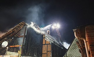 Ein Fachwerkhaus wurde beim Brand am Abend des zweiten Weihnachtsfeiertages völlig zerstört. - Feuerwehr Beverungen Ein Fachwerkhaus wurde beim Brand am Abend des zweiten Weihnachtsfeiertages völlig zerstört. - Feuerwehr Beverungen