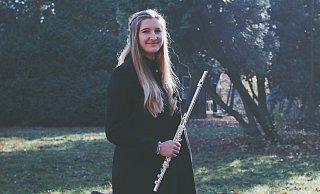 Annalena Hansch unterrichtet im Musikschulverband das Instrument Querflöte und leitet das "Orchester für Alle". - Musikschulverband Annalena Hansch unterrichtet im Musikschulverband das Instrument Querflöte und leitet das "Orchester für Alle". - Musikschulverband