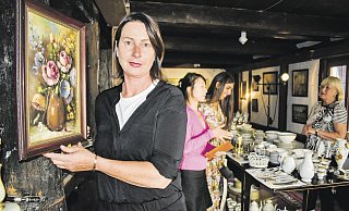 Hat ein Herz für Schätzchen: Kerstin Lohmann, eine der Chefinnen des Charity-Flohmarkts im Adam-und-Eva-Haus. - Svenja Ludwig Hat ein Herz für Schätzchen: Kerstin Lohmann, eine der Chefinnen des Charity-Flohmarkts im Adam-und-Eva-Haus. - Svenja Ludwig