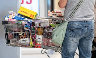 Die großen Discounterketten Aldi und Lidl geben die Preise für Lebensmittel vor. Davon profitieren auch Kunden in Paderborn. - Sebastian Kahnert/dpa Die großen Discounterketten Aldi und Lidl geben die Preise für Lebensmittel vor. Davon profitieren auch Kunden in Paderborn. - Sebastian Kahnert/dpa
