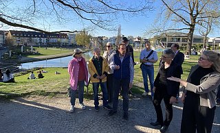 Nach der Präsentation der Pläne im Stadtmuseum führt die Leiterin des Amtes für Umweltschutz und Grünflächen, Jessica Schütte (r.), alle Interessierten durch das Gartendenkmal Westliches Paderquellgebiet. Mit dabei ist auch die Technische Beigeordnete Claudia Warnecke (3. v. r.). - Stadt Paderborn / Katharina Multhaupt Nach der Präsentation der Pläne im Stadtmuseum führt die Leiterin des Amtes für Umweltschutz und Grünflächen, Jessica Schütte (r.), alle Interessierten durch das Gartendenkmal Westliches Paderquellgebiet. Mit dabei ist auch die Technische Beigeordnete Claudia Warnecke (3. v. r.). - Stadt Paderborn / Katharina Multhaupt