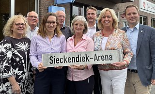 Kaufmannschaft, Sponsoren und Stadt ziehen beim Stadtfestival Versmold an einem Strang - v. l.: IGEV-Vorsitzende Rosi Dieckmann-Rose, Roland Bredow (IGEV), Elena Root (Volksbank Versmold), Peter Sochart (IGEV), Bettina Sieckendiek (Bus- und Reiseunternehmen), Uwe Wittkamp (Sparkasse Gütersloh-Rietberg-Versmold), Heike Kraak (Küchenstudio) und Bürgermeister Michael Meyer-Hermann. - Tasja Klusmeyer Kaufmannschaft, Sponsoren und Stadt ziehen beim Stadtfestival Versmold an einem Strang - v. l.: IGEV-Vorsitzende Rosi Dieckmann-Rose, Roland Bredow (IGEV), Elena Root (Volksbank Versmold), Peter Sochart (IGEV), Bettina Sieckendiek (Bus- und Reiseunternehmen), Uwe Wittkamp (Sparkasse Gütersloh-Rietberg-Versmold), Heike Kraak (Küchenstudio) und Bürgermeister Michael Meyer-Hermann. - Tasja Klusmeyer