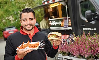 Cheesburger läuft am Besten: Kubilay Yildiz leitet "Best of Burger" als der "Burgermeister". - Barbara Franke Cheesburger läuft am Besten: Kubilay Yildiz leitet "Best of Burger" als der "Burgermeister". - Barbara Franke