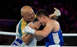 Zwei Mitarbeiter des britischen Olympia-Teams haben Trainer Tulkin Kilichev (l) bei den Sommerspielen von Paris das Leben gerettet. - John Locher/AP/dpa Zwei Mitarbeiter des britischen Olympia-Teams haben Trainer Tulkin Kilichev (l) bei den Sommerspielen von Paris das Leben gerettet. - John Locher/AP/dpa
