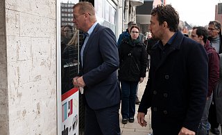 Patrick Haas (SPD, r.) führt die Mitglieder des Untersuchungsausschusses "Hochwasserkatastrophe" durch Stolberg. - picture alliance/dpa Patrick Haas (SPD, r.) führt die Mitglieder des Untersuchungsausschusses "Hochwasserkatastrophe" durch Stolberg. - picture alliance/dpa