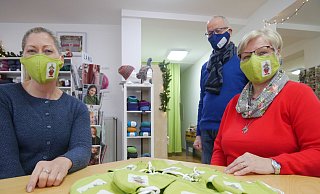 Daniela Freyer (l.) und Marion Reinstädler präsentieren die ersten Masken mit Waldkobold Lippolino als Motiv. - Klaus Karenfeld Daniela Freyer (l.) und Marion Reinstädler präsentieren die ersten Masken mit Waldkobold Lippolino als Motiv. - Klaus Karenfeld