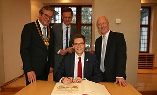 Zur Freude von Bürgermeister Michael Dreier (v. l.), dem CDU-Bundestagsabgeordneten Carsten Linnemann und dem Vorsitzenden des Bürgervereins, Rudolf Wansleben, trägt sich Christian Hirte ins Goldene Buch der Stadt ein. - Andreas Götte Zur Freude von Bürgermeister Michael Dreier (v. l.), dem CDU-Bundestagsabgeordneten Carsten Linnemann und dem Vorsitzenden des Bürgervereins, Rudolf Wansleben, trägt sich Christian Hirte ins Goldene Buch der Stadt ein. - Andreas Götte