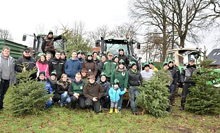 Mit etlichen Treckergespannen sind die Liemker Jungschützen unterwegs gewesen, um Weihnachtsbäume einzusammeln. Matthias Bremehr und sein Stellvertreter Dennis Gerhard (v. l.) haben auf insgesamt fast 50 Helfer zählen können. - Karin Prignitz Mit etlichen Treckergespannen sind die Liemker Jungschützen unterwegs gewesen, um Weihnachtsbäume einzusammeln. Matthias Bremehr und sein Stellvertreter Dennis Gerhard (v. l.) haben auf insgesamt fast 50 Helfer zählen können. - Karin Prignitz