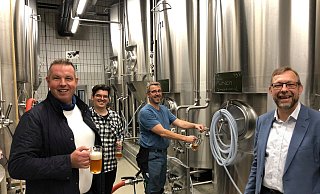 Ralf Eckel, Nils Gütthof (Josefs-Braumeister) sowie Guido Hentze, neue Mitinhaber der Josefs-Brauerei, und Gerhard Freund, Geschäftsführer des Josefsheim Bigge, stoßen mit einem frischen Märzen auf die Zusammenarbeit an. - Josefsheim Bigge Ralf Eckel, Nils Gütthof (Josefs-Braumeister) sowie Guido Hentze, neue Mitinhaber der Josefs-Brauerei, und Gerhard Freund, Geschäftsführer des Josefsheim Bigge, stoßen mit einem frischen Märzen auf die Zusammenarbeit an. - Josefsheim Bigge