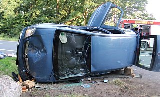 Die Seniorin kam mit ihrem Opel von der Straße ab. - Polizei Minden-Lübbecke Die Seniorin kam mit ihrem Opel von der Straße ab. - Polizei Minden-Lübbecke