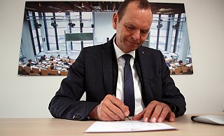 Das Antwortschreiben von TH OWL-Präsident Jürgen Krahl auf die Resolution des Kreises Höxter stößt auf Kritik der Politik. - TH OWL Das Antwortschreiben von TH OWL-Präsident Jürgen Krahl auf die Resolution des Kreises Höxter stößt auf Kritik der Politik. - TH OWL