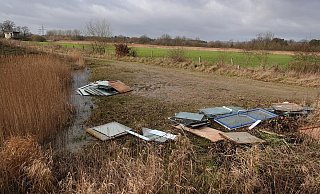 Am Schilf der neu angelegten Blänken an der Buschkampstraße im Naturschutzgebiet Rieselfelder haben Unbekannte Bauschutt entsorgt. - privat Am Schilf der neu angelegten Blänken an der Buschkampstraße im Naturschutzgebiet Rieselfelder haben Unbekannte Bauschutt entsorgt. - privat
