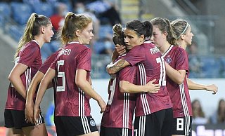 Svenja Huth (3.v.l) sorgte mit ihrem Tor für den knappen DFB-Sieg in Israel. - Foto: Berney Ardov/dpa Svenja Huth (3.v.l) sorgte mit ihrem Tor für den knappen DFB-Sieg in Israel. - Foto: Berney Ardov/dpa