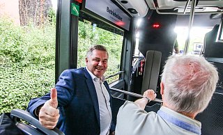 Daumen hoch für den autonomen Ultimo-Bus: Bürgermeister Tim Kähler sieht in solchen Systemen die Zukunft für den ÖPNV auch in Herford. - Daniel Salmon Daumen hoch für den autonomen Ultimo-Bus: Bürgermeister Tim Kähler sieht in solchen Systemen die Zukunft für den ÖPNV auch in Herford. - Daniel Salmon