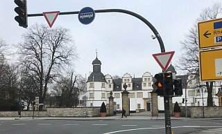 Kaum ins Auge fällt die Messtechnik zur Erfassung von Verkehrsströmen, die am Dienstag den Tag über an der Schlosskreuzung installiert wird. - Stadt Paderborn Kaum ins Auge fällt die Messtechnik zur Erfassung von Verkehrsströmen, die am Dienstag den Tag über an der Schlosskreuzung installiert wird. - Stadt Paderborn