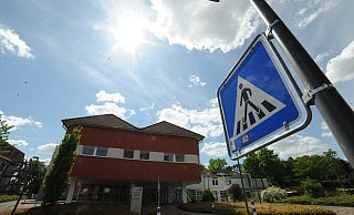 Das Krankenhaus Rahden hat keinen Versorgungsauftrag mehr vom Land erhalten und ist seit Anfang 2025 geschlossen. Von einem "Geisterkrankenhaus" oder "ehemaligen Krankenhaus" wollen die kreiseigenen Mühlenkreiskliniken dennoch nicht sprechen - sondern von einem Standort mit null Betten. - Joern Spreen-Ledebur Das Krankenhaus Rahden hat keinen Versorgungsauftrag mehr vom Land erhalten und ist seit Anfang 2025 geschlossen. Von einem "Geisterkrankenhaus" oder "ehemaligen Krankenhaus" wollen die kreiseigenen Mühlenkreiskliniken dennoch nicht sprechen - sondern von einem Standort mit null Betten. - Joern Spreen-Ledebur