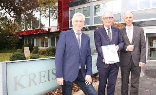 Ulrich Schadomsky (Leiter der Kämmerei, v. l.), Landrat Manfred Müller und Ingo Tiemann (Dezernent und Kämmerer) präsentieren den Entwurf des Haushaltes 2020. - Uwe Müller Ulrich Schadomsky (Leiter der Kämmerei, v. l.), Landrat Manfred Müller und Ingo Tiemann (Dezernent und Kämmerer) präsentieren den Entwurf des Haushaltes 2020. - Uwe Müller