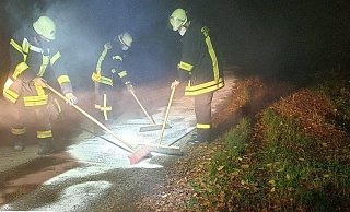 Die Feuerwehr streute das Hydrauliköl mit Bindemittel ab. - Feuerwehr Höxter Die Feuerwehr streute das Hydrauliköl mit Bindemittel ab. - Feuerwehr Höxter
