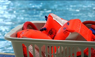 Beliebt: Viele Kinder werden von ihren Eltern mit Schwimmflügeln ausgestattet. - Pixabay (Themenbild) Beliebt: Viele Kinder werden von ihren Eltern mit Schwimmflügeln ausgestattet. - Pixabay (Themenbild)