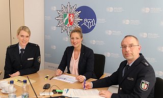 Polizeirätin Sonja Rustemeier, Kriminaloberätin Verena Mertens und Polizeihauptkommissar Michael Biermann stellen die Zahlen zur Kriminalitätsentwicklung vonr. - Marc Schröder Polizeirätin Sonja Rustemeier, Kriminaloberätin Verena Mertens und Polizeihauptkommissar Michael Biermann stellen die Zahlen zur Kriminalitätsentwicklung vonr. - Marc Schröder