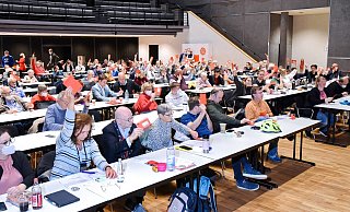 Insgesamt 156 Delegierte nahmen an der Wahlkreis- und Delegiertenkonferenz der Bielefelder SPD in der Stadthalle teil. Sie mussten öfter als gedacht ihre Stimmkarten zücken. - Barbara Franke Insgesamt 156 Delegierte nahmen an der Wahlkreis- und Delegiertenkonferenz der Bielefelder SPD in der Stadthalle teil. Sie mussten öfter als gedacht ihre Stimmkarten zücken. - Barbara Franke