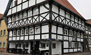 Ein Fachwerkhaus suchten sie – und fanden das Eckmänneken. - Simone Flörke Ein Fachwerkhaus suchten sie – und fanden das Eckmänneken. - Simone Flörke