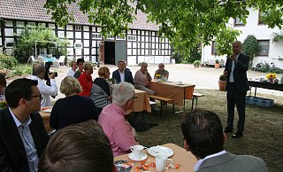 Im Schatten des Walnussbaumes: Auf dem Sattelmeierhof der Familie Ebmeyer stand Ralph Brinkhaus ganz entspannt Landfrauen, Landwirten, Vertreterinnen der Frauenunion und der Engeraner CDU Rede und Antwort. - Martina Chudzicki Im Schatten des Walnussbaumes: Auf dem Sattelmeierhof der Familie Ebmeyer stand Ralph Brinkhaus ganz entspannt Landfrauen, Landwirten, Vertreterinnen der Frauenunion und der Engeraner CDU Rede und Antwort. - Martina Chudzicki
