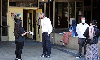 Das Rathaus ist ab kommender Woche wieder geöffnet. Marcel Bruns (links) und Maximilian Heyer von der MSS Security kontrollieren derzeit noch, ob die Besucher auch tatsächlich einen Termin haben. Ab Montag wird das gelockert. - Wolfgang Rudolf Das Rathaus ist ab kommender Woche wieder geöffnet. Marcel Bruns (links) und Maximilian Heyer von der MSS Security kontrollieren derzeit noch, ob die Besucher auch tatsächlich einen Termin haben. Ab Montag wird das gelockert. - Wolfgang Rudolf