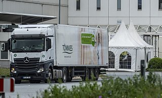 Vor dem Tönnies-Werk in Rheda-Wiedenbrück ist für Zulieferer ein Zelt aufgestellt worden, in dem die Hygienemaßnahmen für die Lkw-Fahrer umgesetzt werden. - dpa Vor dem Tönnies-Werk in Rheda-Wiedenbrück ist für Zulieferer ein Zelt aufgestellt worden, in dem die Hygienemaßnahmen für die Lkw-Fahrer umgesetzt werden. - dpa
