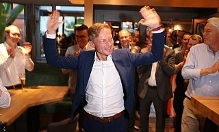 Applaus für Daniel Sieveke bei seiner Ankunft auf der Wahlparty der CDU im Paderborner Brauhaus. - Holger Kosbab Applaus für Daniel Sieveke bei seiner Ankunft auf der Wahlparty der CDU im Paderborner Brauhaus. - Holger Kosbab