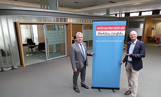 Landrat Jürgen Müller und Wolfgang Schuldzinski vom Vorstand der Verbraucherberatung sind froh, dass der Kreis Herford im Januar eine Beratungsstelle bekommt. - Frank-Michael Kiel-Steinkamp Landrat Jürgen Müller und Wolfgang Schuldzinski vom Vorstand der Verbraucherberatung sind froh, dass der Kreis Herford im Januar eine Beratungsstelle bekommt. - Frank-Michael Kiel-Steinkamp
