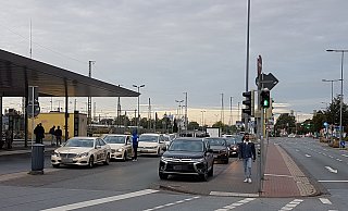 Wird sich ebenfalls verändern: Der Bereich zwischen den Bushalteplätzen und Taxiständen. - Viktoria Bartsch Wird sich ebenfalls verändern: Der Bereich zwischen den Bushalteplätzen und Taxiständen. - Viktoria Bartsch