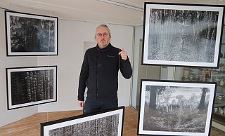 Bis zum 30. März stellt Kunstfotograf und Bildjournalist seine schwarz-weiß Dokumentarfotografien zu "Auszeit II" in der Schaufenstergalerie Kiosk24 in der Bäckerstraße aus. - Alexandra Golfinger Bis zum 30. März stellt Kunstfotograf und Bildjournalist seine schwarz-weiß Dokumentarfotografien zu "Auszeit II" in der Schaufenstergalerie Kiosk24 in der Bäckerstraße aus. - Alexandra Golfinger