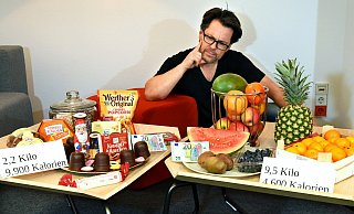 Obst contra Süßes: Rechts gibt es für 20 Euro jede Menge Vitamine, links jede Menge Kalorien. Fürs gleiche Geld gibt's fast fünfmal mehr Obst - mit halb so viel Kalorien. - Barbara Franke Obst contra Süßes: Rechts gibt es für 20 Euro jede Menge Vitamine, links jede Menge Kalorien. Fürs gleiche Geld gibt's fast fünfmal mehr Obst - mit halb so viel Kalorien. - Barbara Franke