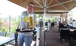 Markus Menne von der Alm in Warburg serviert neben dem kühlen Blonden auch den Citrus-Ingwer-Likör „Virenputzer" – gern auch mal als Sprizz. - Simone Flörke Markus Menne von der Alm in Warburg serviert neben dem kühlen Blonden auch den Citrus-Ingwer-Likör „Virenputzer" – gern auch mal als Sprizz. - Simone Flörke
