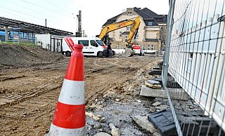 Die Ladenzeile ist abgerissen. Doch ehe das neue Hotel gebaut werden kann, muss noch der Boden auf Altlasten und Blindgänger untersucht werden. Jetzt sind sogar Bohrungen nötig. - Barbara Franke Die Ladenzeile ist abgerissen. Doch ehe das neue Hotel gebaut werden kann, muss noch der Boden auf Altlasten und Blindgänger untersucht werden. Jetzt sind sogar Bohrungen nötig. - Barbara Franke
