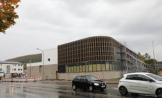 Das Gerüst an der Fassade des neuen Hallenbades steht bereits, das Holz lässt noch auf sich warten. Derweil finden entlang der Lütmarser Straße Arbeiten statt für die Hausanschlüsse. - Simone Flörke Das Gerüst an der Fassade des neuen Hallenbades steht bereits, das Holz lässt noch auf sich warten. Derweil finden entlang der Lütmarser Straße Arbeiten statt für die Hausanschlüsse. - Simone Flörke