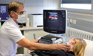Chefarzt Kristian Nitschmann kontrolliert (in einem hier gestellten Foto) mit einem Ultraschallgerät die Halsschlagader einer Patientin. - Frank-Michael Kiel-Steinkamp Chefarzt Kristian Nitschmann kontrolliert (in einem hier gestellten Foto) mit einem Ultraschallgerät die Halsschlagader einer Patientin. - Frank-Michael Kiel-Steinkamp